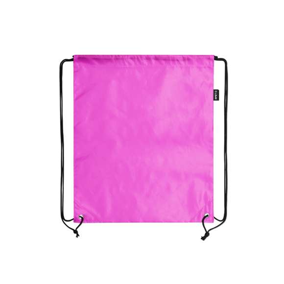 Mochila de cuerdas en suave poliéster RPET. Con cuerdas autocierre, esquinas reforzadas y resistentes argollas metálicas. Distintivo RPET en etiqueta lateral y disponible en variada gama de colores (color blanco especialmente fabricado para impresión en sublimación).Elaborado a partir de plástico reciclado, para así fomentar la reutilización de residuos plásticos y ayudar a la sostenibilidad del planeta.