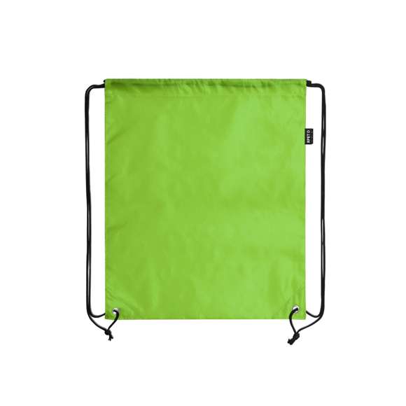 Mochila de cuerdas en suave poliéster RPET. Con cuerdas autocierre, esquinas reforzadas y resistentes argollas metálicas. Distintivo RPET en etiqueta lateral y disponible en variada gama de colores (color blanco especialmente fabricado para impresión en sublimación).Elaborado a partir de plástico reciclado, para así fomentar la reutilización de residuos plásticos y ayudar a la sostenibilidad del planeta.