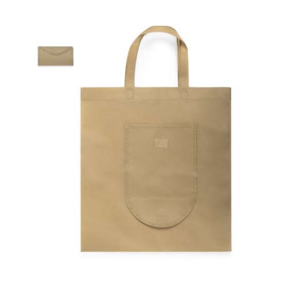 Bolsa plegable y reutilizable de inspiración nature en non-woven de 80g/m2. Tamaño 38x42 cm, de acabado termosellado y con asas medianas reforzadas de 40 cm. Plegado de pequeño tamaño con cierre de botón para cómodo transporte. Resistencia de hasta 7 kg de peso.