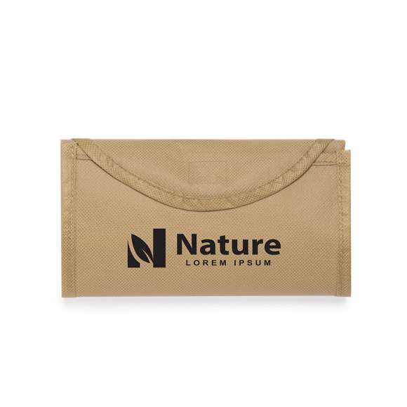 Bolsa plegable y reutilizable de inspiración nature en non-woven de 80g/m2. Tamaño 38x42 cm, de acabado termosellado y con asas medianas reforzadas de 40 cm. Plegado de pequeño tamaño con cierre de botón para cómodo transporte. Resistencia de hasta 7 kg de peso.