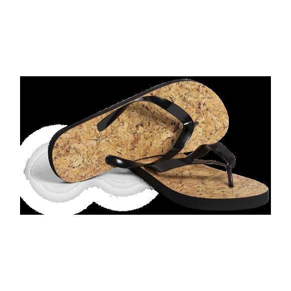 Par de chanclas de inspiración nature con parte superior de suela en resistente EVA con efecto corcho y tira de PVC a juego. Disponibles en tallas 36-38, 42-44.