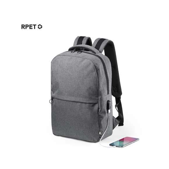 Mochila de negocios en resistente 600D RPET, elaborado a partir de plástico reciclado, para así fomentar la reutilización de residuos plásticos y ayudar a la sostenibilidad del planeta. Con cierre de cremallera de doble tirador y bolsillo en frontal. Interior con bolsillos acolchados para tablet de hasta 10 pulgadas y ordenador portátil de hasta 15 pulgadas, con estación de carga USB (cable incluido, batería auxiliar no incluida). Esquinas reforzadas, asa de transporte acolchada y accesorios en color negro. Espalda y cintas de hombros acolchadas y ajustables. Distintivo RPET en etiqueta,