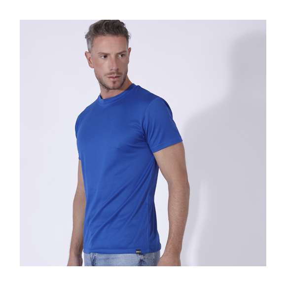Camiseta técnica para adulto en material RPET transpirable de 135g/m2, elaborado a partir de plástico reciclado, para así fomentar la reutilización de residuos plásticos y ayudar a la sostenibilidad del planeta. Disponible en variada gama de vivos colores y en tallas xs, S, M, L, XL, XXL. Color blanco especialmente fabricado para marcaje en sublimación.