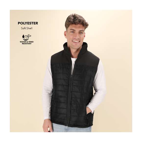 Chaleco impermeable y transpirable en combinación de materiales soft shell y poliéster. De elegante construcción en color negro, con cierre de cremallera y bolsillos laterales de cremallera con tiradores para fácil apertura. Disponible en tallas S, M, L, XL, XXL.