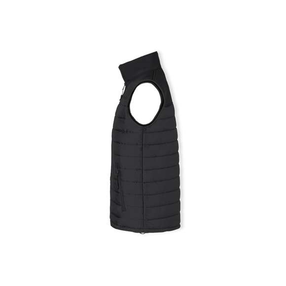 Chaleco impermeable y transpirable en combinación de materiales soft shell y poliéster. De elegante construcción en color negro, con cierre de cremallera y bolsillos laterales de cremallera con tiradores para fácil apertura. Disponible en tallas S, M, L, XL, XXL.