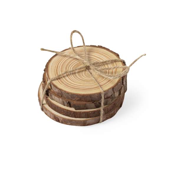 Set de posavasos en madera de pino natural. Incluye 4 piezas de aproximadamente 1cm de grosor. Corte natural, con diámetros de posavasos entre 8 y 10 cm, con cuerda en yute natural.