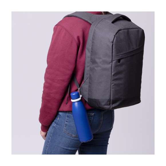 Original colgador para transportar el bidón. Fabricado en resistente silicona, con mosquetón de transporte de aluminio. Disponible en variada gama de colores, con lado liso para impresión. Disponible manual de instrucciones en español e inglés.