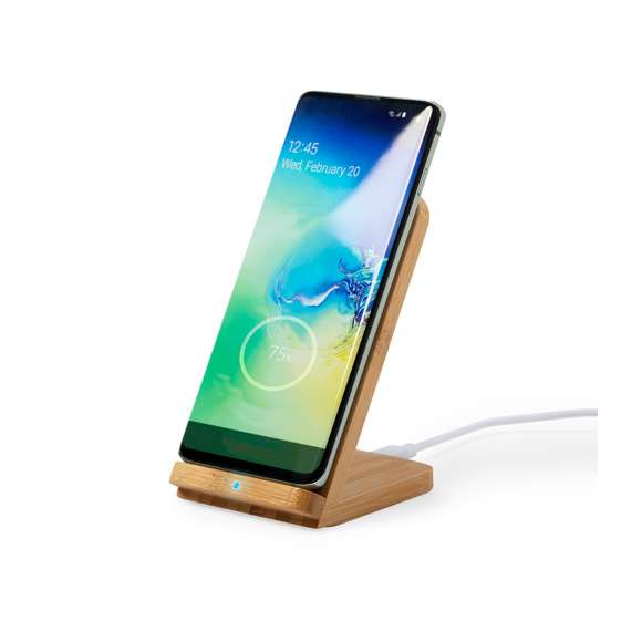 Cargador inalámbrico de línea nature con función soporte para smartphone. Hecho en bambú procedente de cortes naturales. Indicador de estado de carga y compatible con dispositivos equipados con tecnología de carga inalámbrica. Amplia superficie de marcaje y presentado en atractiva caja de diseño eco.