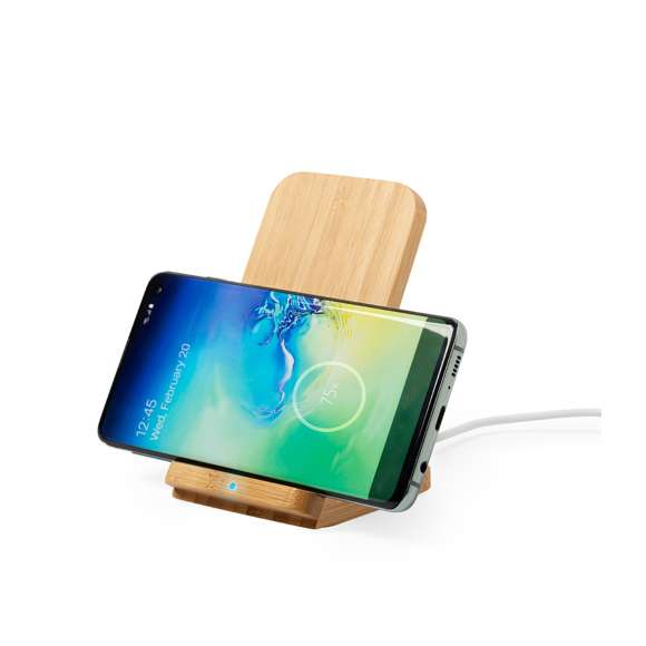 Cargador inalámbrico de línea nature con función soporte para smartphone. Hecho en bambú procedente de cortes naturales. Indicador de estado de carga y compatible con dispositivos equipados con tecnología de carga inalámbrica. Amplia superficie de marcaje y presentado en atractiva caja de diseño eco.