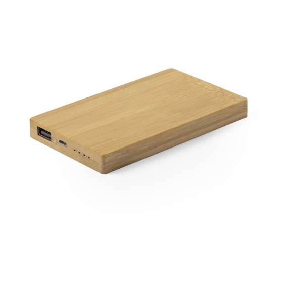 Batería auxiliar externa de línea nature, con carcasa en bambú procedente de cortes naturales. 5.000 mAh de capacidad de carga e indicador de estado de carga. Salida USB y entrada Micro USB -cable incluido-. Con amplia superficie de marcaje y presentado en atractiva caja de diseño eco. Las capacidades mostradas en todas nuestras baterías auxiliares externas son reales, incorporando todas ellas baterías de grado A y no recicladas, con una vida útil de al menos 500 ciclos de carga y según normativa CE. Además, están fabricadas conforme a los estándares RoHS y en cumplimiento con los siguientes requisitos de seguridad: Sistema de protección contra sobrecarga del power bank. Sistema de protección contra descarga completa que proporciona una mayor durabilidad del power bank. Sistema de bloqueo para evitar cortocircuitos. Sistema de transferencia de carga constante, acorde con la capacidad del dispositivo de destino.