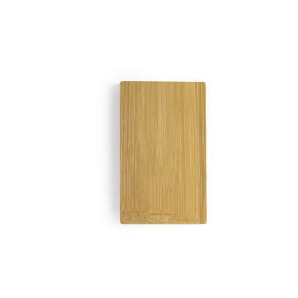 Batería auxiliar externa de línea nature, con carcasa en bambú procedente de cortes naturales. 5.000 mAh de capacidad de carga e indicador de estado de carga. Salida USB y entrada Micro USB -cable incluido-. Con amplia superficie de marcaje y presentado en atractiva caja de diseño eco. Las capacidades mostradas en todas nuestras baterías auxiliares externas son reales, incorporando todas ellas baterías de grado A y no recicladas, con una vida útil de al menos 500 ciclos de carga y según normativa CE. Además, están fabricadas conforme a los estándares RoHS y en cumplimiento con los siguientes requisitos de seguridad: Sistema de protección contra sobrecarga del power bank. Sistema de protección contra descarga completa que proporciona una mayor durabilidad del power bank. Sistema de bloqueo para evitar cortocircuitos. Sistema de transferencia de carga constante, acorde con la capacidad del dispositivo de destino.
