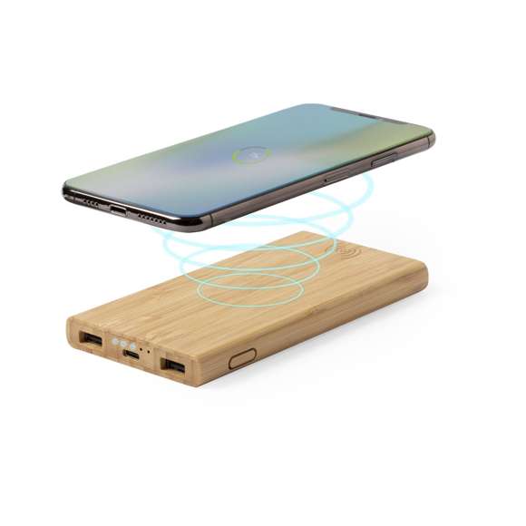 Batería auxiliar externa de línea nature con cargador inalámbrico integrado. Carcasa en bambú procedente de cortes naturales. 6.000 mAh de capacidad de carga e indicador de estado de carga. Salida USB doble y entradas Tipo C y Micro USB -cable incluido-. Capacidad de carga de hasta 3 dispositivos simultáneamente. Compatible con dispositivos equipados con tecnología de carga inalámbrica. Amplia superficie de marcaje y presentado en atractiva caja de diseño eco. Las capacidades mostradas en todas nuestras baterías auxiliares externas son reales, incorporando todas ellas baterías de grado A y no recicladas, con una vida útil de al menos 500 ciclos de carga y según normativa CE. Además, están fabricadas conforme a los estándares RoHS y en cumplimiento con los siguientes requisitos de seguridad: Sistema de protección contra sobrecarga del power bank. Sistema de protección contra descarga completa que proporciona una mayor durabilidad del power bank. Sistema de bloqueo para evitar cortocircuitos. Sistema de transferencia de carga constante, acorde con la capacidad del dispositivo de destino.