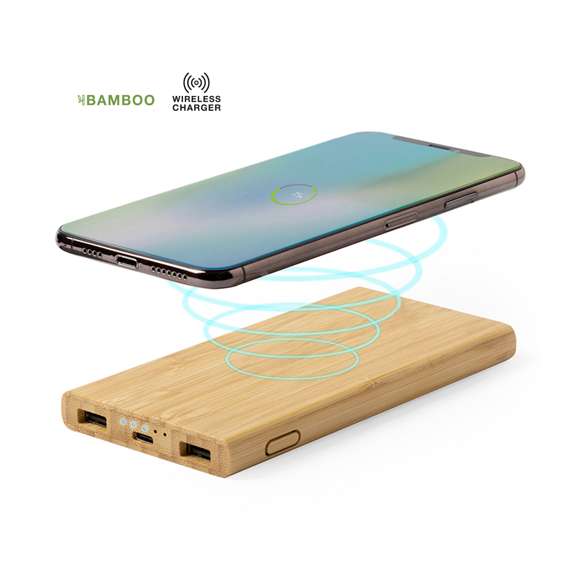 Batería auxiliar externa de línea nature con cargador inalámbrico integrado. Carcasa en bambú procedente de cortes naturales. 6.000 mAh de capacidad de carga e indicador de estado de carga. Salida USB doble y entradas Tipo C y Micro USB -cable incluido-. Capacidad de carga de hasta 3 dispositivos simultáneamente. Compatible con dispositivos equipados con tecnología de carga inalámbrica. Amplia superficie de marcaje y presentado en atractiva caja de diseño eco. Las capacidades mostradas en todas nuestras baterías auxiliares externas son reales, incorporando todas ellas baterías de grado A y no recicladas, con una vida útil de al menos 500 ciclos de carga y según normativa CE. Además, están fabricadas conforme a los estándares RoHS y en cumplimiento con los siguientes requisitos de seguridad: Sistema de protección contra sobrecarga del power bank. Sistema de protección contra descarga completa que proporciona una mayor durabilidad del power bank. Sistema de bloqueo para evitar cortocircuitos. Sistema de transferencia de carga constante, acorde con la capacidad del dispositivo de destino.