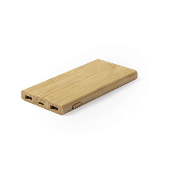 Batería auxiliar externa de línea nature con cargador inalámbrico integrado. Carcasa en bambú procedente de cortes naturales. 6.000 mAh de capacidad de carga e indicador de estado de carga. Salida USB doble y entradas Tipo C y Micro USB -cable incluido-. Capacidad de carga de hasta 3 dispositivos simultáneamente. Compatible con dispositivos equipados con tecnología de carga inalámbrica. Amplia superficie de marcaje y presentado en atractiva caja de diseño eco. Las capacidades mostradas en todas nuestras baterías auxiliares externas son reales, incorporando todas ellas baterías de grado A y no recicladas, con una vida útil de al menos 500 ciclos de carga y según normativa CE. Además, están fabricadas conforme a los estándares RoHS y en cumplimiento con los siguientes requisitos de seguridad: Sistema de protección contra sobrecarga del power bank. Sistema de protección contra descarga completa que proporciona una mayor durabilidad del power bank. Sistema de bloqueo para evitar cortocircuitos. Sistema de transferencia de carga constante, acorde con la capacidad del dispositivo de destino.