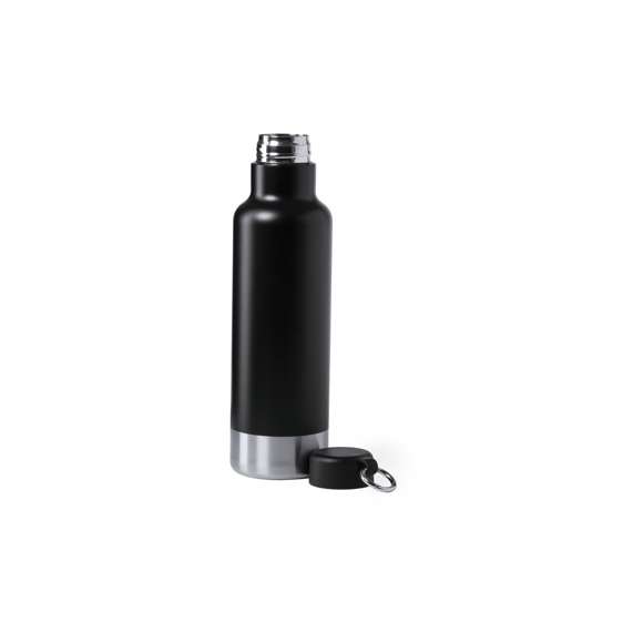  Bidón en alta calidad y de gran capacidad -750 ml-. En acero inox, con tapón a juego y anilla de transporte. Base en elegante acabado inox y disponible en elegantes colores blanco y negro. Presentado en atractiva caja de diseño