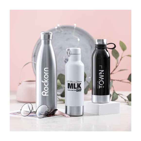  Bidón en alta calidad y de gran capacidad -750 ml-. En acero inox, con tapón a juego y anilla de transporte. Base en elegante acabado inox y disponible en elegantes colores blanco y negro. Presentado en atractiva caja de diseño