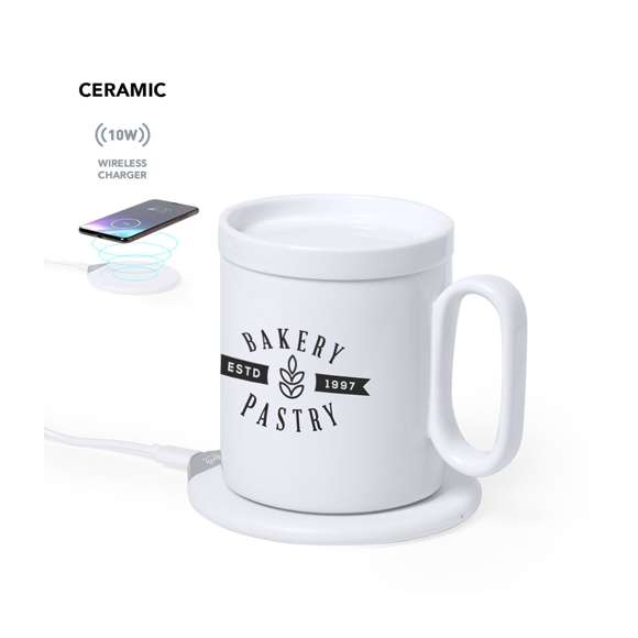 Calentador de tazas con cargador inalámbrico integrado de carga rápida -10W-. Con taza de cerámica de 350 ml, especialmente diseñada para calentar y mantener la temperatura de la bebida, con tapa a juego. Incluye cargador de pared y cable de carga Tipo C. Set presentado en atractiva caja de diseño.