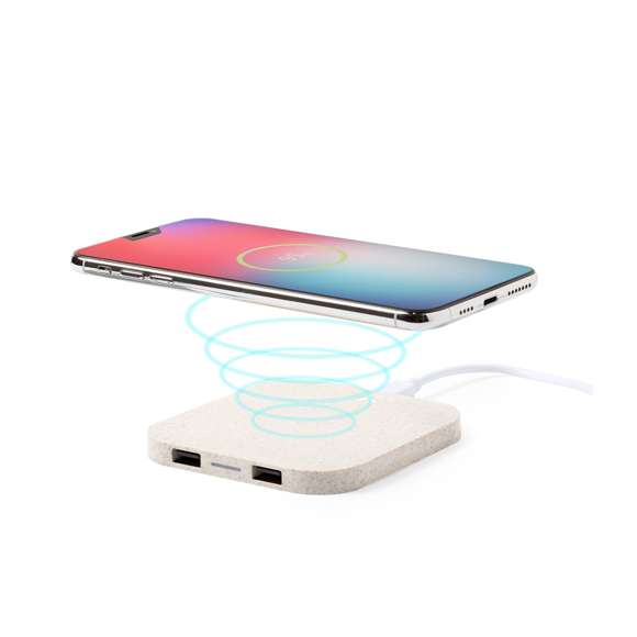 Cargador inalámbrico de línea nature. Carcasa en caña de trigo, para así fomentar la utilización de materias primas naturales y reducir las emisiones contaminantes. Con salida USB dual de 2.100 mA de capacidad para carga simultánea de hasta 3 dispositivos (1 por carga inalámbrica y 2 por cable). Base antideslizante y compatible con dispositivos equipados con tecnología de carga inalámbrica. Presentado en atractiva caja de diseño eco.