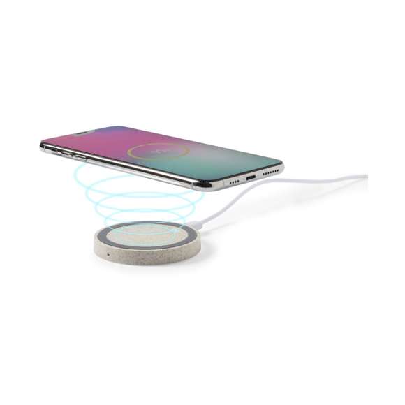 Cargador inalámbrico circular de línea nature. Carcasa en caña de trigo, para así fomentar la utilización de materias primas naturales y reducir las emisiones contaminantes. Con base antideslizante e indicador LED de estado de carga. Compatible con smartphones con tecnología de carga inalámbrica y presentado en atractiva caja de diseño eco.