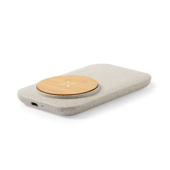 Cargador inalámbrico de línea nature. Hecho en bambú en combinación con caña de trigo, para así fomentar la utilización de materias primas naturales y reducir las emisiones contaminantes. Indicador de estado de carga y compatible con dispositivos equipados con tecnología de carga inalámbrica. Amplia superficie de marcaje y presentado en atractiva caja de diseño eco. Cable incluido.