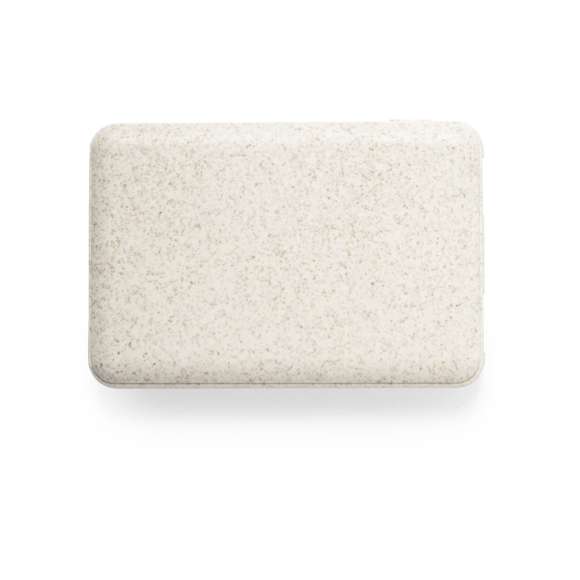 Batería auxiliar externa de línea nature de tamaño ultra compacto, con carcasa en caña de trigo, para así fomentar la utilización de materias primas naturales y reducir las emisiones contaminantes. 5.000 mAh de capacidad de carga e indicador de estado de carga. Salida USB dual para carga simultánea de 2 dispositivos y entrada micro USB -cable incluido-. Con amplia superficie de marcaje y presentado en atractiva caja de diseño eco. Las capacidades mostradas en todas nuestras baterías auxiliares externas son reales, incorporando todas ellas baterías de grado A y no recicladas, con una vida útil de al menos 500 ciclos de carga y según normativa CE. Además, están fabricadas conforme a los estándares RoHS y en cumplimiento con los siguientes requisitos de seguridad: Sistema de protección contra sobrecarga del power bank. Sistema de protección contra descarga completa que proporciona una mayor durabilidad del power bank. Sistema de bloqueo para evitar cortocircuitos. Sistema de transferencia de carga constante, acorde con la capacidad del dispositivo de destino.