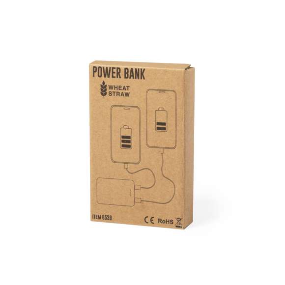 Batería auxiliar externa de línea nature de tamaño ultra compacto, con carcasa en caña de trigo, para así fomentar la utilización de materias primas naturales y reducir las emisiones contaminantes. 5.000 mAh de capacidad de carga e indicador de estado de carga. Salida USB dual para carga simultánea de 2 dispositivos y entrada micro USB -cable incluido-. Con amplia superficie de marcaje y presentado en atractiva caja de diseño eco. Las capacidades mostradas en todas nuestras baterías auxiliares externas son reales, incorporando todas ellas baterías de grado A y no recicladas, con una vida útil de al menos 500 ciclos de carga y según normativa CE. Además, están fabricadas conforme a los estándares RoHS y en cumplimiento con los siguientes requisitos de seguridad: Sistema de protección contra sobrecarga del power bank. Sistema de protección contra descarga completa que proporciona una mayor durabilidad del power bank. Sistema de bloqueo para evitar cortocircuitos. Sistema de transferencia de carga constante, acorde con la capacidad del dispositivo de destino.
