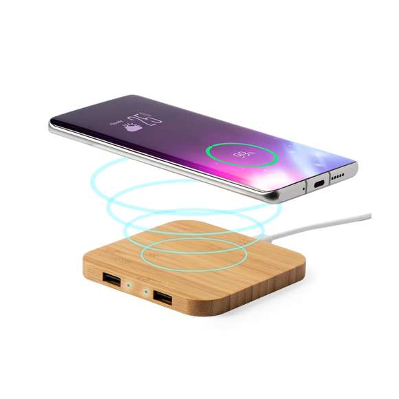 Cargador inalámbrico de línea nature. Carcasa en bambú procedente de cortes naturales. con salida USB dual de 2.100 mA de capacidad para carga simultánea de hasta 3 dispositivos (1 por carga inalámbrica y 2 por cable). Con base antideslizante y compatible con dispositivos equipados con tecnología de carga inalámbrica. Presentado en atractiva caja de diseño eco.