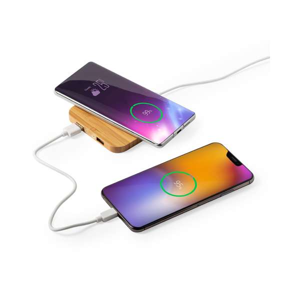 Cargador inalámbrico de línea nature. Carcasa en bambú procedente de cortes naturales. con salida USB dual de 2.100 mA de capacidad para carga simultánea de hasta 3 dispositivos (1 por carga inalámbrica y 2 por cable). Con base antideslizante y compatible con dispositivos equipados con tecnología de carga inalámbrica. Presentado en atractiva caja de diseño eco.