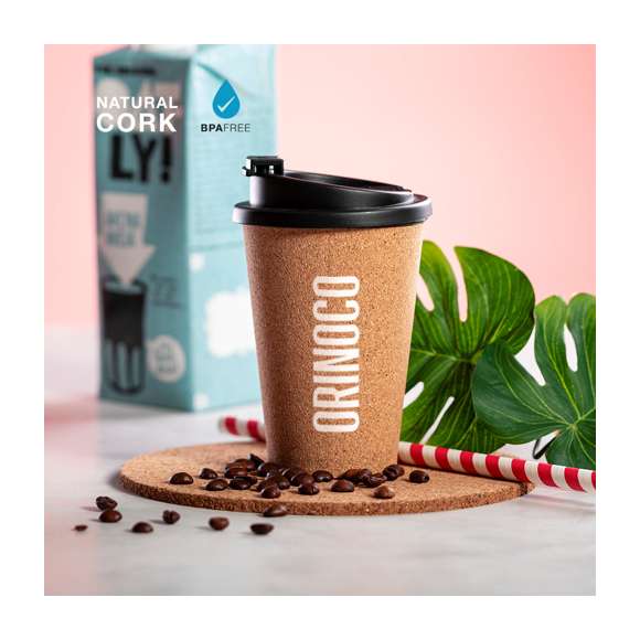 Vaso fabricado en corcho natural con 350 ml de capacidad. Dosificador y tapa abrefácil en PP, libre de BPA. Es ideal para tener en tu escritorio, mesa o en cualquier superficie donde disfrutar tranquilamente de tu bebida favorita.
