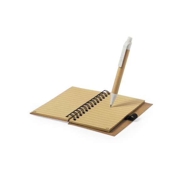 Set de libreta y bolígrafo en línea nature. Incluye libreta de anillas con tapas rígidas en corcho natural y cartón reciclado, con 80 hojas de disposición a una raya y diseño eco. Bolígrafo de mecanismo pulsador, con cuerpo en cartón reciclado y accesorios en caña de trigo, para así fomentar la utilización de materias primas naturales y reducir las emisiones contaminantes. Tinta azul.