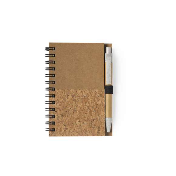 Set de libreta y bolígrafo en línea nature. Incluye libreta de anillas con tapas rígidas en corcho natural y cartón reciclado, con 80 hojas de disposición a una raya y diseño eco. Bolígrafo de mecanismo pulsador, con cuerpo en cartón reciclado y accesorios en caña de trigo, para así fomentar la utilización de materias primas naturales y reducir las emisiones contaminantes. Tinta azul.