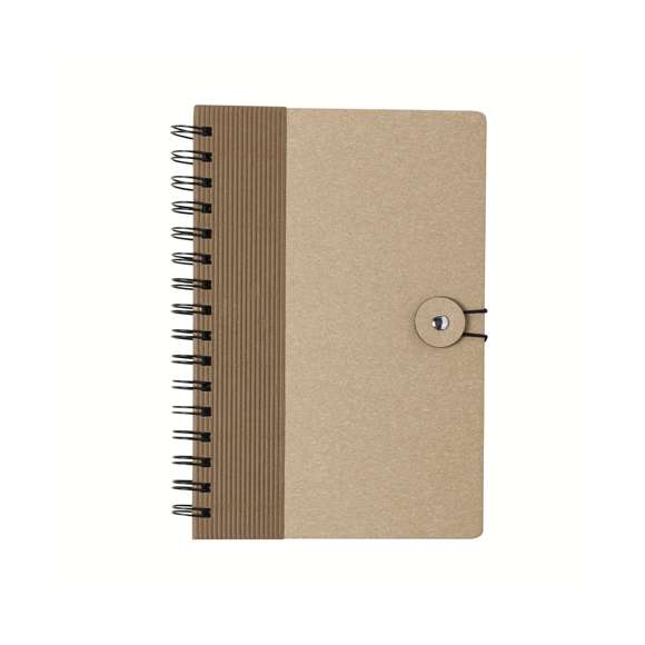  	Libreta de anillas en línea nature. Con tapas rígidas de original diseño en cartón reciclado y cierre elástico. De 80 hojas con diseño eco y disposición a una raya.