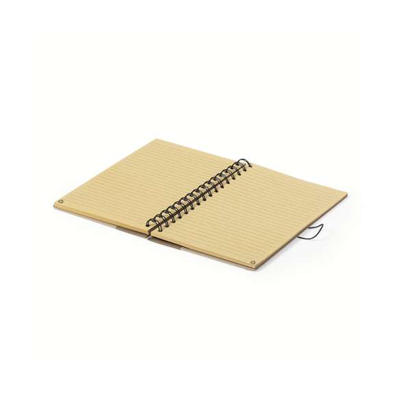  	Libreta de anillas en línea nature. Con tapas rígidas de original diseño en cartón reciclado y cierre elástico. De 80 hojas con diseño eco y disposición a una raya.