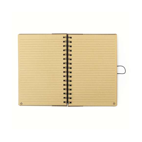  	Libreta de anillas en línea nature. Con tapas rígidas de original diseño en cartón reciclado y cierre elástico. De 80 hojas con diseño eco y disposición a una raya.