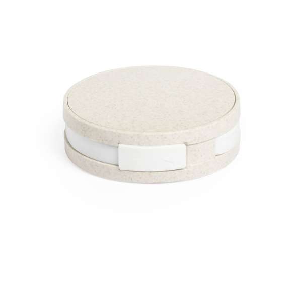 Original y compacto puerto USB de forma redondeada de línea nature. Carcasa en caña de trigo, para así fomentar la utilización de materias primas naturales y reducir las emisiones contaminantes. Con 4 puertos USB 2.0 para conectar multitud de dispositivos y amplia superficie de marcaje. Presentado en caja individual de diseño eco.