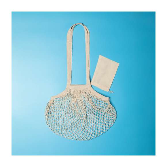 Bolsa plegable de redecilla de gran capacidad. De línea nature enalgodón crudo, con bolsita lisa para impresión de cierre de cordón. Asas largas y plegado de pequeño tamaño para fácil transporte.
