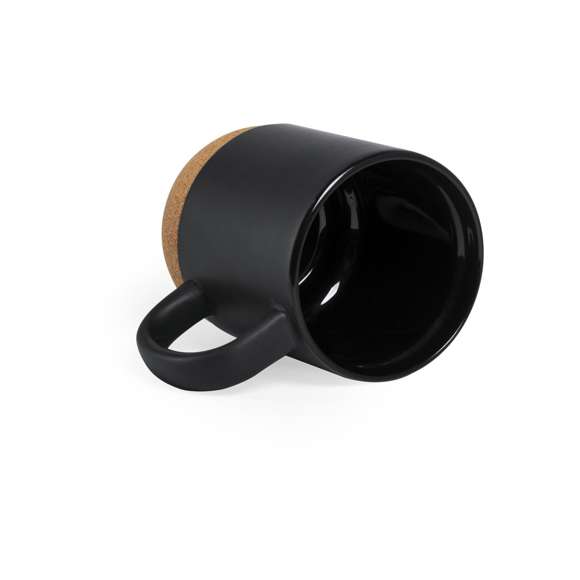 Taza de línea nature de 420 ml de capacidad. Fabricada en cerámica, con base de corcho natural. Disponible en elegantes acabados blanco y negro y presentada en caja individual de diseño eco.Disponible manual de instrucciones en español e inglés.