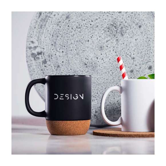 Taza de línea nature de 420 ml de capacidad. Fabricada en cerámica, con base de corcho natural. Disponible en elegantes acabados blanco y negro y presentada en caja individual de diseño eco.Disponible manual de instrucciones en español e inglés.