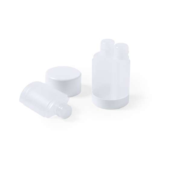 Set de viaje de 3 accesorios en resistente PP. Incluye 3 botes para gel y champú con cierre hermético. Presentado en estuche de original diseño.
