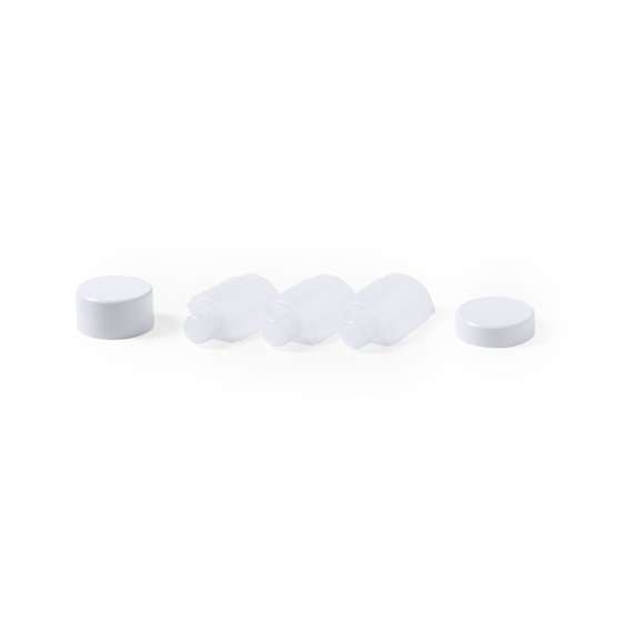 Set de viaje de 3 accesorios en resistente PP. Incluye 3 botes para gel y champú con cierre hermético. Presentado en estuche de original diseño.