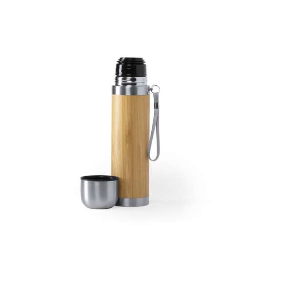 Termo de línea nature en combinación de materiales bambú y acero inox, libre de BPA. 420 ml de capacidad, con doble cobertura para mejor y más duradera conservación de la temperatura. Cierre a rosca, con tapón taza en acero inox y cómoda cinta de transporte. Presentado en atractiva caja de diseño eco. Disponible manual de instrucciones en español e inglés.