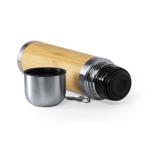 Termo de línea nature en combinación de materiales bambú y acero inox, libre de BPA. 420 ml de capacidad, con doble cobertura para mejor y más duradera conservación de la temperatura. Cierre a rosca, con tapón taza en acero inox y cómoda cinta de transporte. Presentado en atractiva caja de diseño eco. Disponible manual de instrucciones en español e inglés.