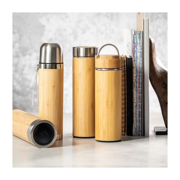 Termo de línea nature en combinación de materiales bambú y acero inox, libre de BPA. 420 ml de capacidad, con doble cobertura para mejor y más duradera conservación de la temperatura. Cierre a rosca, con tapón taza en acero inox y cómoda cinta de transporte. Presentado en atractiva caja de diseño eco. Disponible manual de instrucciones en español e inglés.