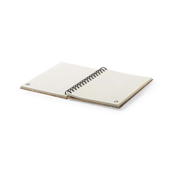 Libreta de anillas en línea nature. Con tapas rígidas en corcho natural y elástico de cierre en color negro. De 100 hojas con diseño eco y disposición a una raya.