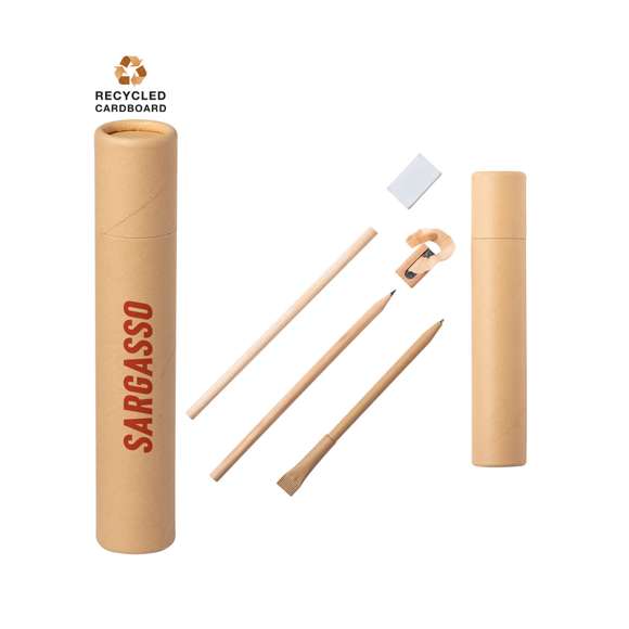 Set de 5 piezas en estuche cartón reciclado. Incluye 2 lápices de madera (sin afilar) con cuerpo cilíndrico de acabado natural, bolígrafo en cartón, sacapuntas de madera y goma de borrar. Tapa en cartón.
