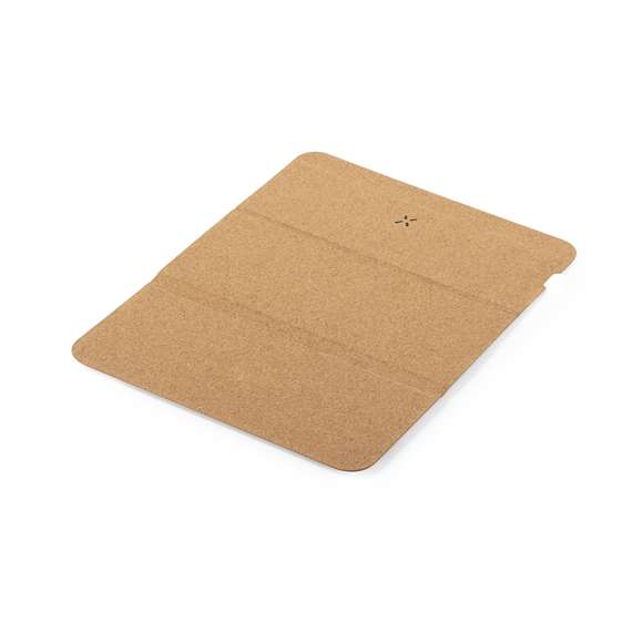 Alfombrilla de línea nature en corcho natural. Con cargador inalámbrico integrado -cable Tipo C incluido-, base antideslizante y soporte para móvil integrado. Compatible con dispositivos equipados con tecnología de carga inalámbrica y presentada en atractiva caja de diseño eco.