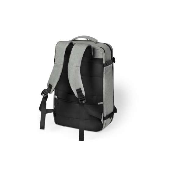 Mochila portadocumentos en resistente poliéster 600D de acabado denim. En diseño urbano, con bolsillo antirrobo, incluye conexión USB para carga de dispositivos móviles (cable incluido, batería auxiliar no incluida) y bolsillo acolchado para portátil de hasta 17 pulgadas. Refuerzos en fuelles con cierre de hebilla de seguridad y compartimentos con cierre de cremallera de doble tirador, con cintas de hombros y espalda acolchadas, de ajuste regulable. Accesorio para ajuste en trolley y bolsillo para ocultar las cintas de la espalda cuando se usa como portadocumentos.