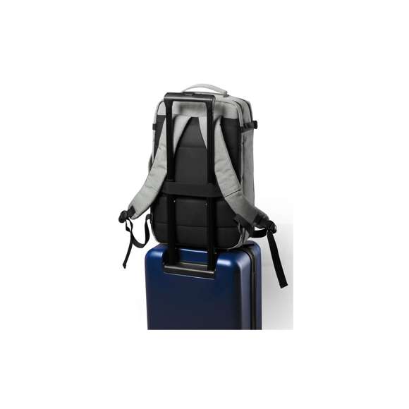 Mochila portadocumentos en resistente poliéster 600D de acabado denim. En diseño urbano, con bolsillo antirrobo, incluye conexión USB para carga de dispositivos móviles (cable incluido, batería auxiliar no incluida) y bolsillo acolchado para portátil de hasta 17 pulgadas. Refuerzos en fuelles con cierre de hebilla de seguridad y compartimentos con cierre de cremallera de doble tirador, con cintas de hombros y espalda acolchadas, de ajuste regulable. Accesorio para ajuste en trolley y bolsillo para ocultar las cintas de la espalda cuando se usa como portadocumentos.