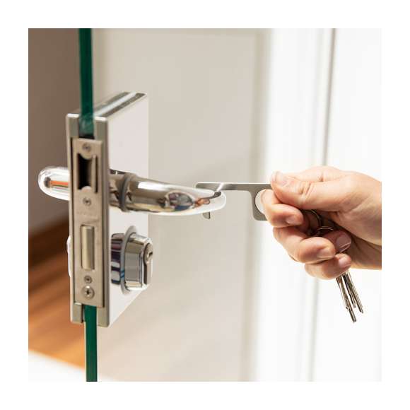 Llavero higiénico anti-contacto, fabricado en resistente acero inox. Especialmente diseñado para evitar tocar con las manos superficies de uso común (picaportes de puertas, interruptores, grifos de uso público, cajeros automáticos...). Con cómodo troquel para el dedo y presentado en bolsita individual. Recomendado para marcaje en láser.