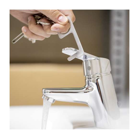Llavero higiénico anti-contacto, fabricado en resistente acero inox. Especialmente diseñado para evitar tocar con las manos superficies de uso común (picaportes de puertas, interruptores, grifos de uso público, cajeros automáticos...). Con cómodo troquel para el dedo y presentado en bolsita individual. Recomendado para marcaje en láser.